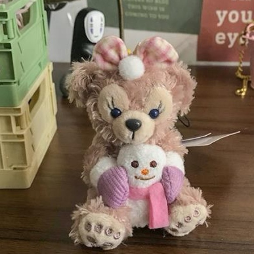 Diseny holding the snowman Duffy pendant keychain